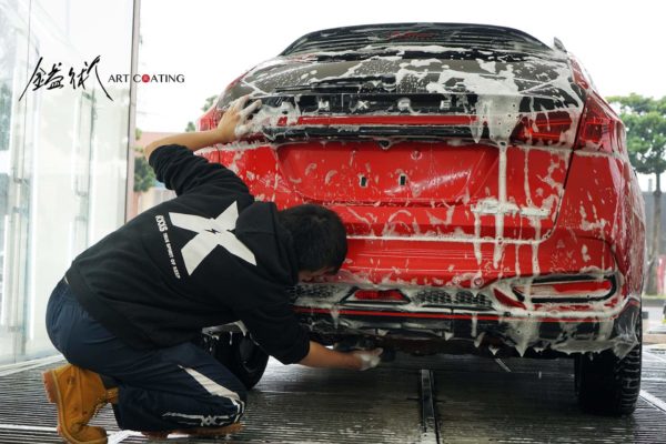 車身下半部使用另一塊海綿清洗