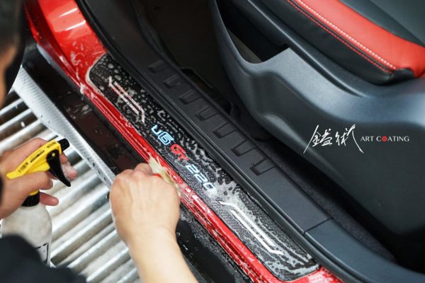 車門邊用軟毛刷做細部清潔
