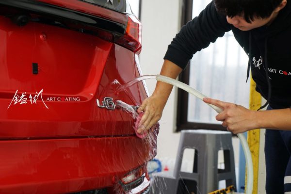 用美容黏土將車身工業落塵顆粒黏起