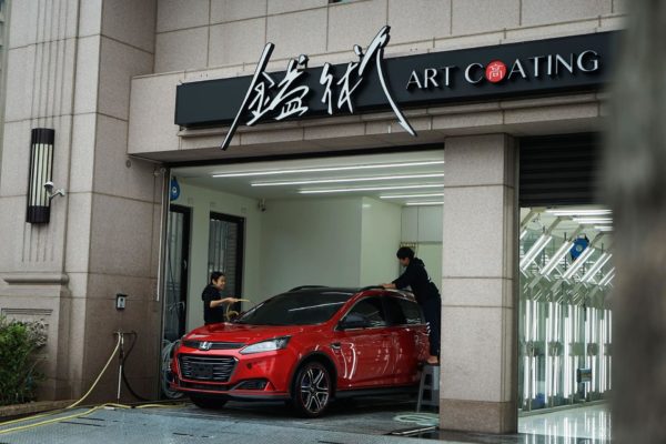 再次用慢水沖淨車身後移至鍍膜區